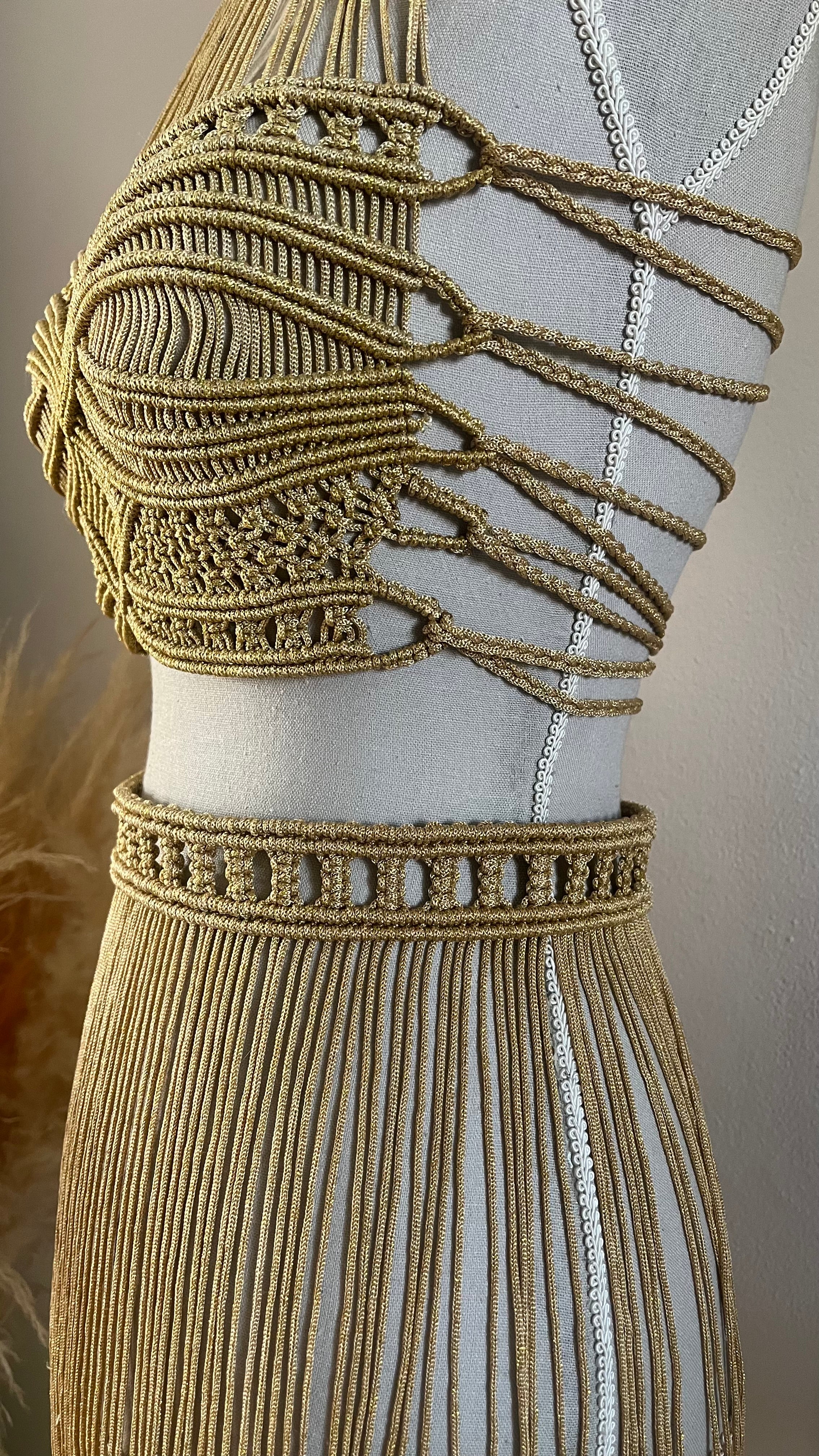Abito lungo in macramé boho gold con frange – Festival & Beachwear handmade