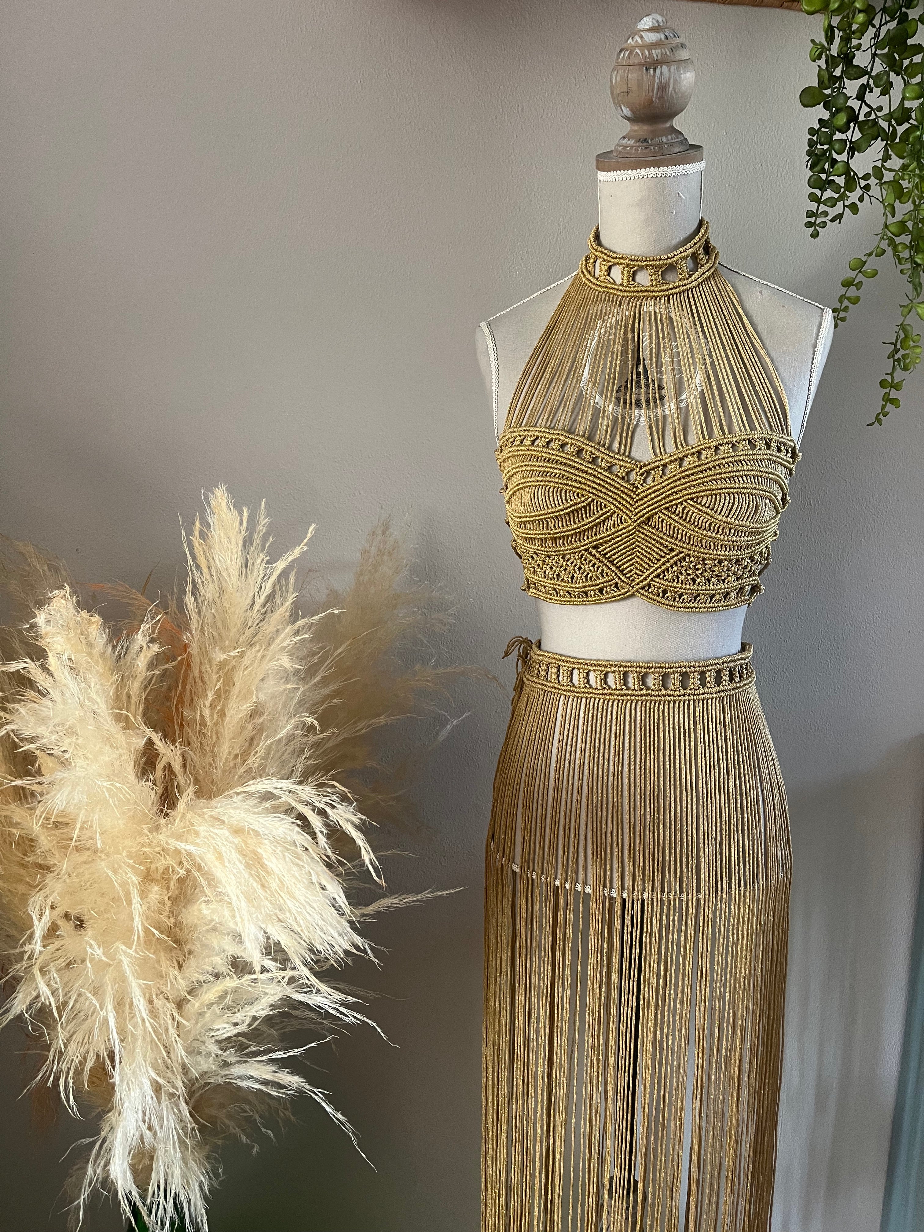 Editorial boho look with macramé gold fringe 