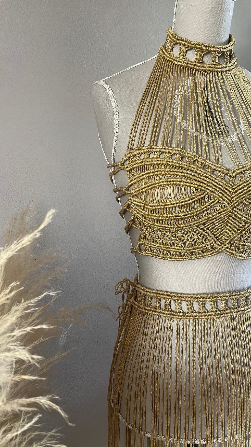 Abito lungo in macramé boho gold con frange – Festival & Beachwear handmade