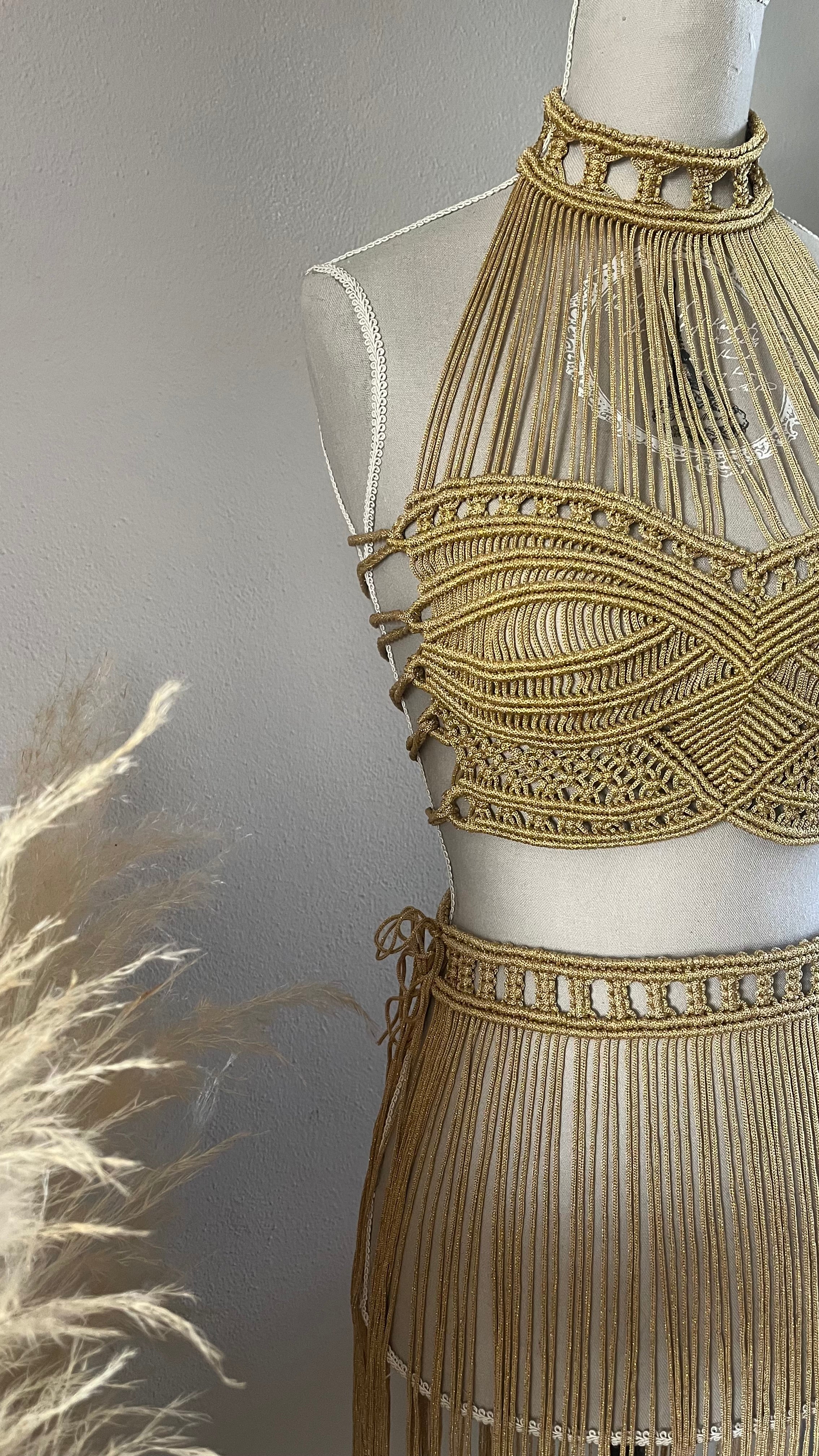 Abito lungo in macramé boho gold con frange – Festival & Beachwear handmade