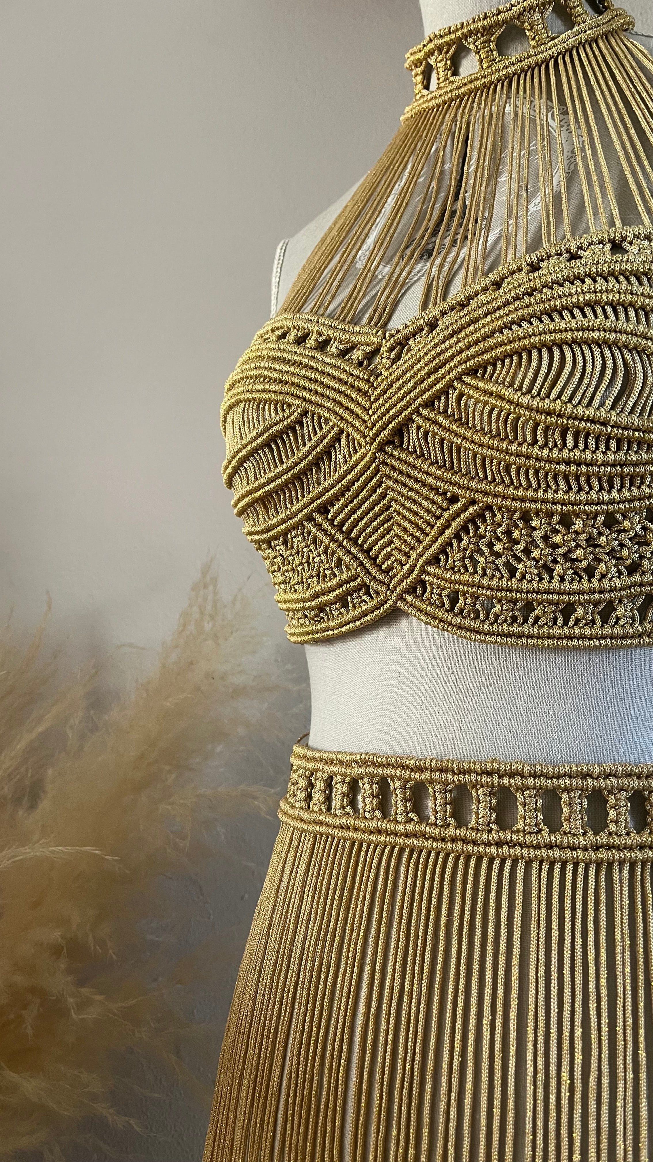 Abito lungo in macramé boho gold con frange – Festival & Beachwear handmade