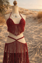 Bikini set macramé boho Bordeaux con frange – Festival & Beachwear handmade indossato sul manichino 