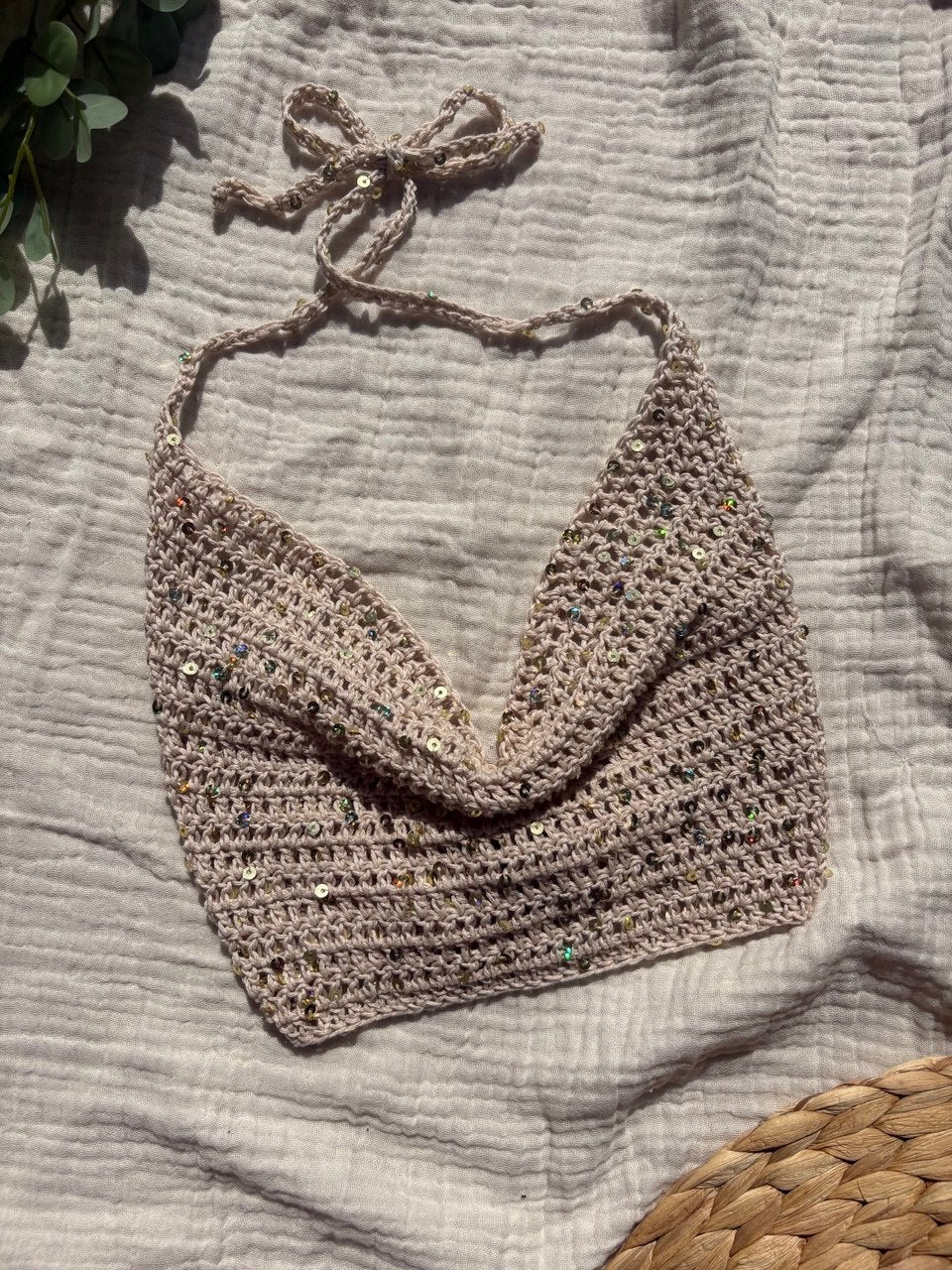 Crochet halter top white sand appoggiato su telo bianco con luce naturale. handmade in Italy by mysunflowerlab