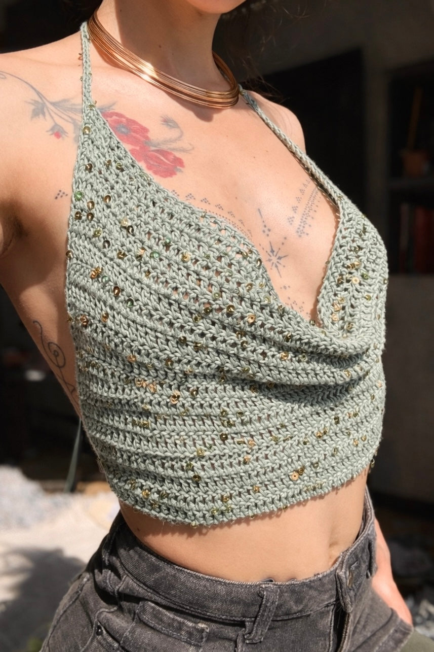Crochet halter top white sand bianco con luce naturale indossato handmade in Italy by mysunflowerlab
