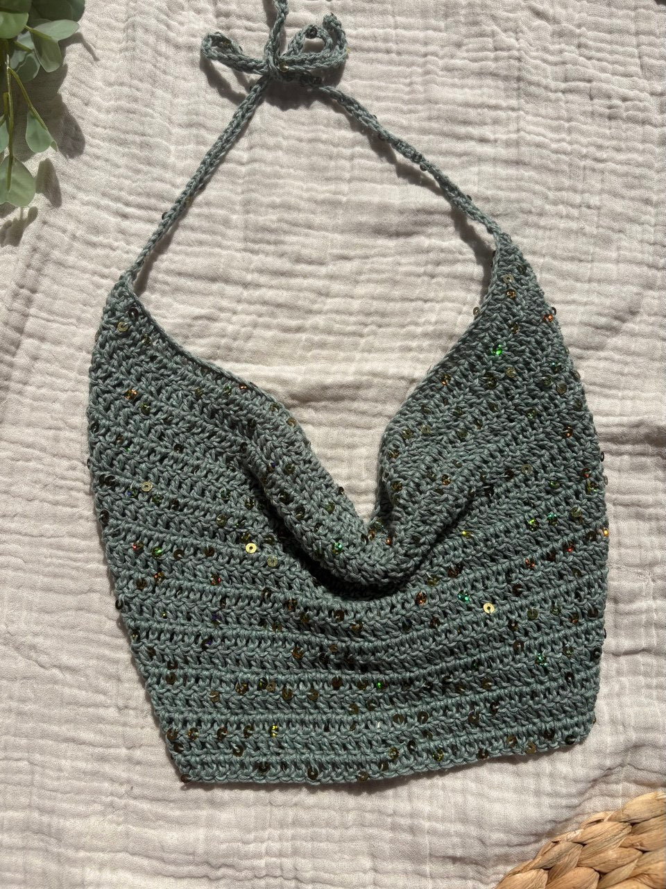 Crochet halter top Crochet halter top white sand appoggiato su telo bianco con luce naturale. handmade in Italy by mysunflowerlab color eucalipto