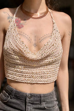 Crochet halter top white sand appoggiato su modella con luce naturale. handmade in Italy by mysunflowerlab