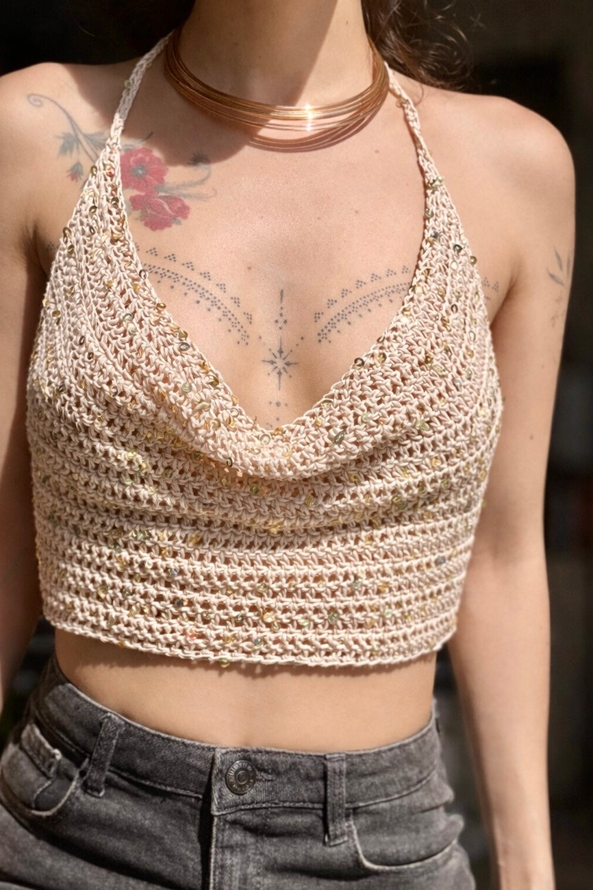 Crochet halter top white sand appoggiato su modella con luce naturale. handmade in Italy by mysunflowerlab