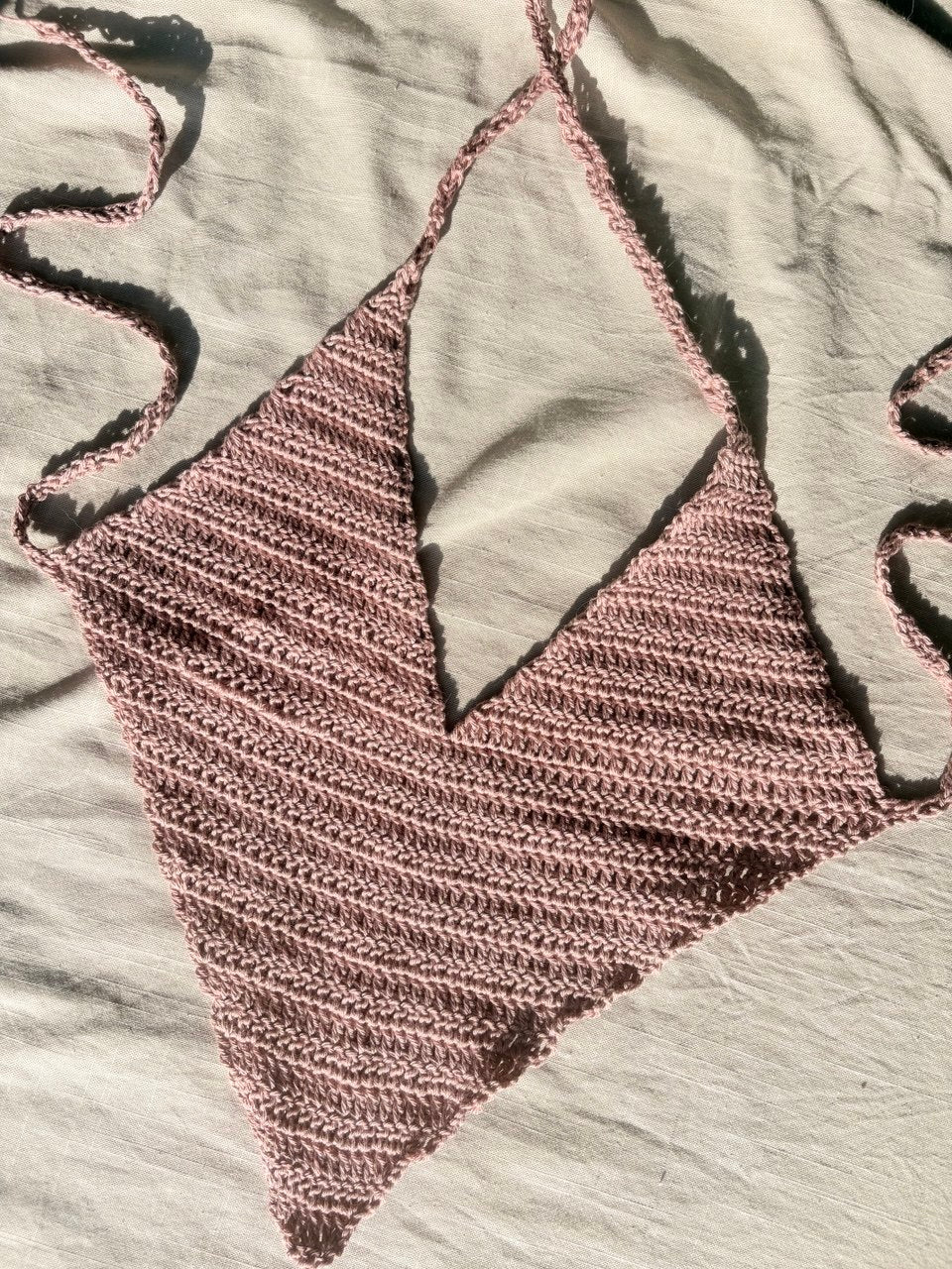 crochet top modello Diamond Shell Triangle color Coconut steso su un lenzuoo bianco 