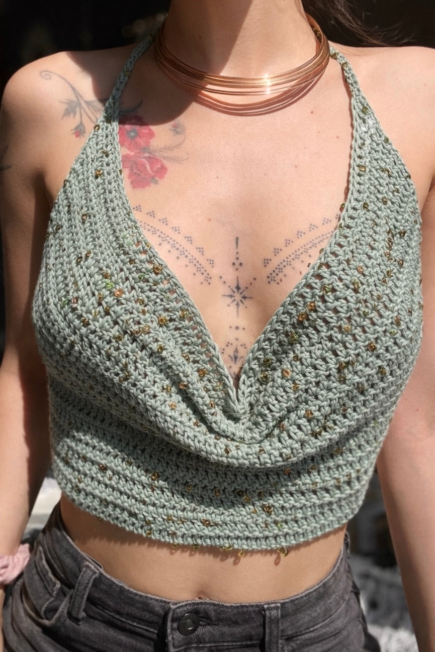 Crochet halter top white sand su modella con luce naturale. handmade in Italy by mysunflowerlab