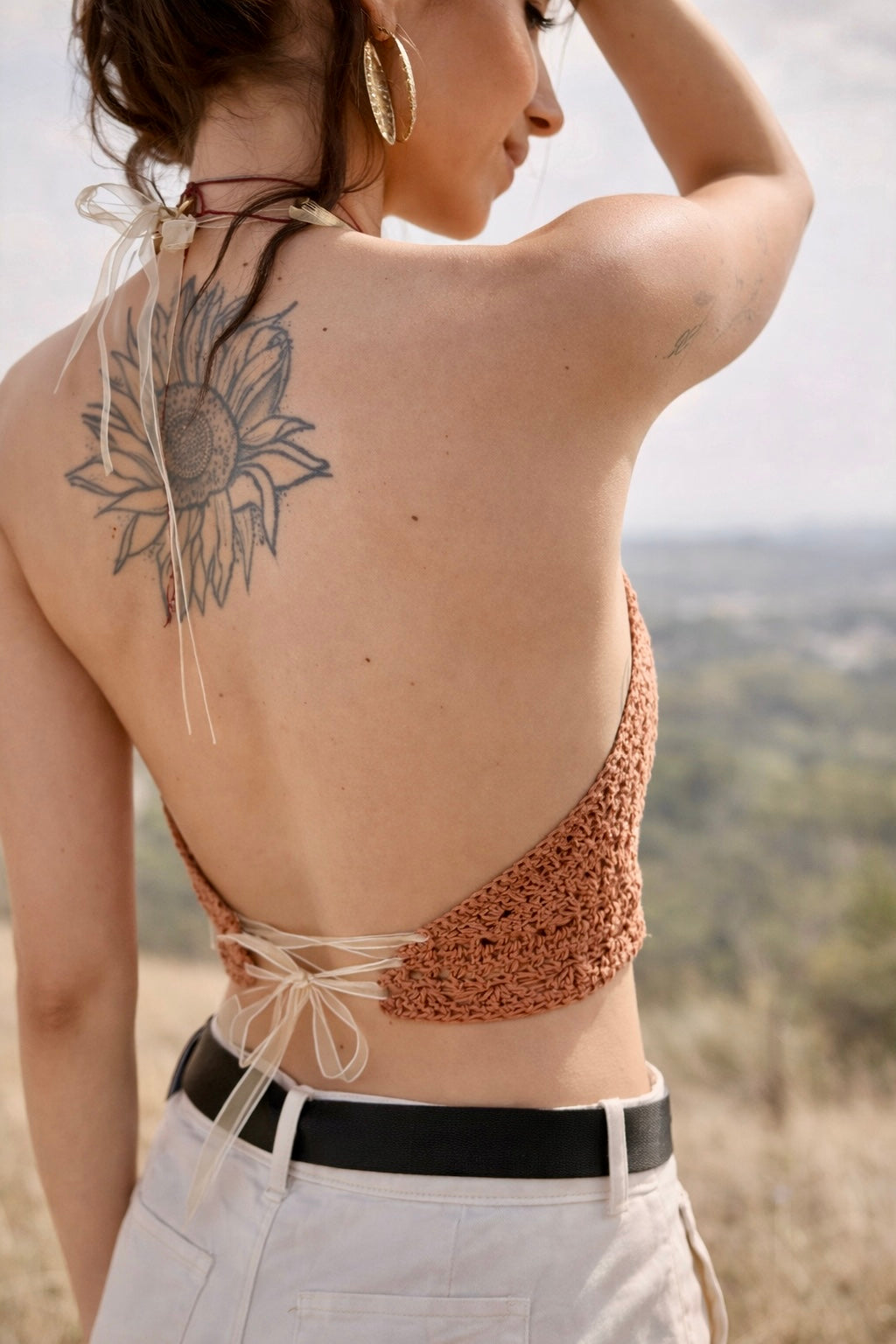 Dettaglio del retro regolabile del top Earth Mandala crochet fatto a mano colore Sunset Clay, stile boho My Sunflower Lab