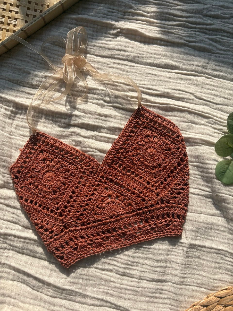 Earth Mandala Top crochet fatto a mano colore Sunset Clay, motivo mandala e lavorazione traforata, appoggiato su tessuto naturale in luce golden hour, stile boho My Sunflower Lab