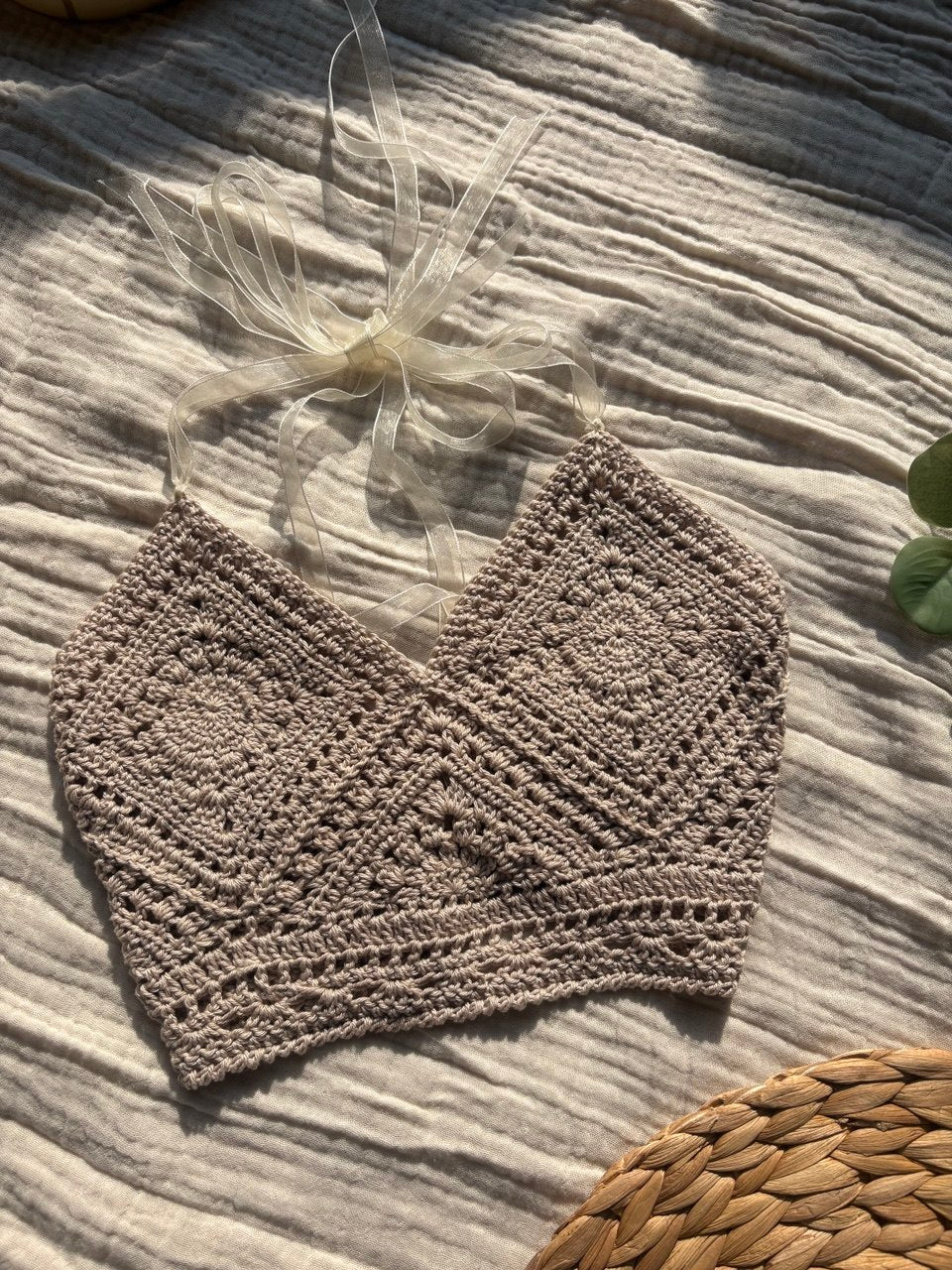 Dettaglio Earth Mandala Top crochet colore Sand Gold, lavorazione mandala centrale e texture intrecciata artigianale fatta a mano, stile bohemian luxury My Sunflower Lab