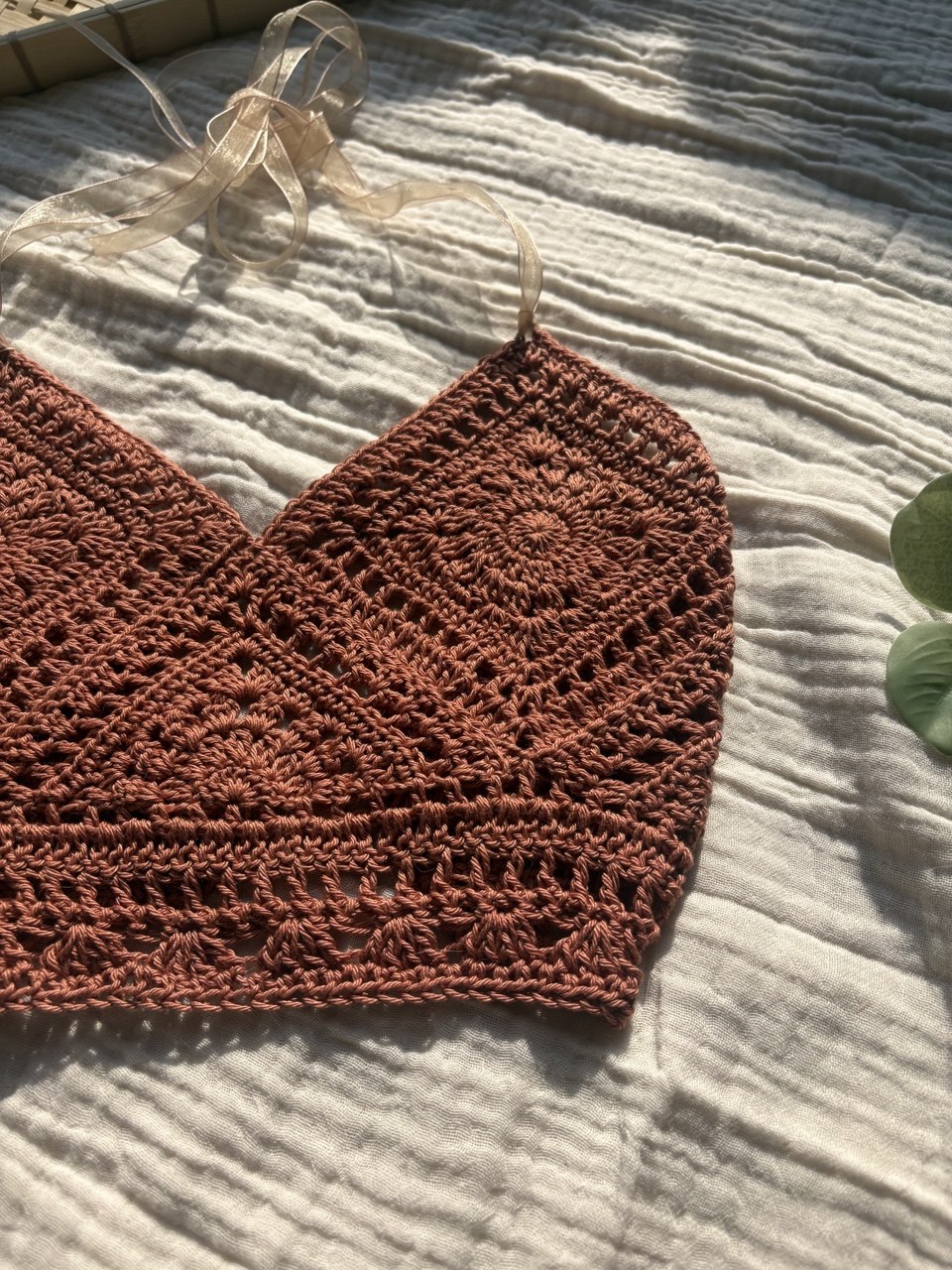 Dettaglio Earth Mandala Top crochet colore Sand Gold, lavorazione mandala centrale e texture intrecciata artigianale fatta a mano, stile bohemian luxury My Sunflower Lab
