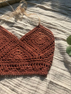 Dettaglio Earth Mandala Top crochet colore Sand Gold, lavorazione mandala centrale e texture intrecciata artigianale fatta a mano, stile bohemian luxury My Sunflower Lab