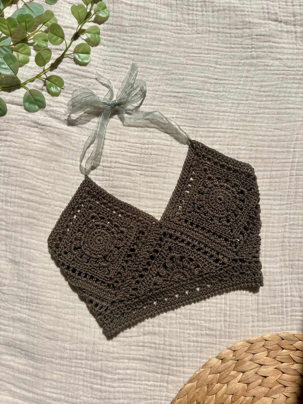 Earth mandala crochet top wild sage green handmade in italy by my sunflower lab steso su telo bianco e luce calda naturale