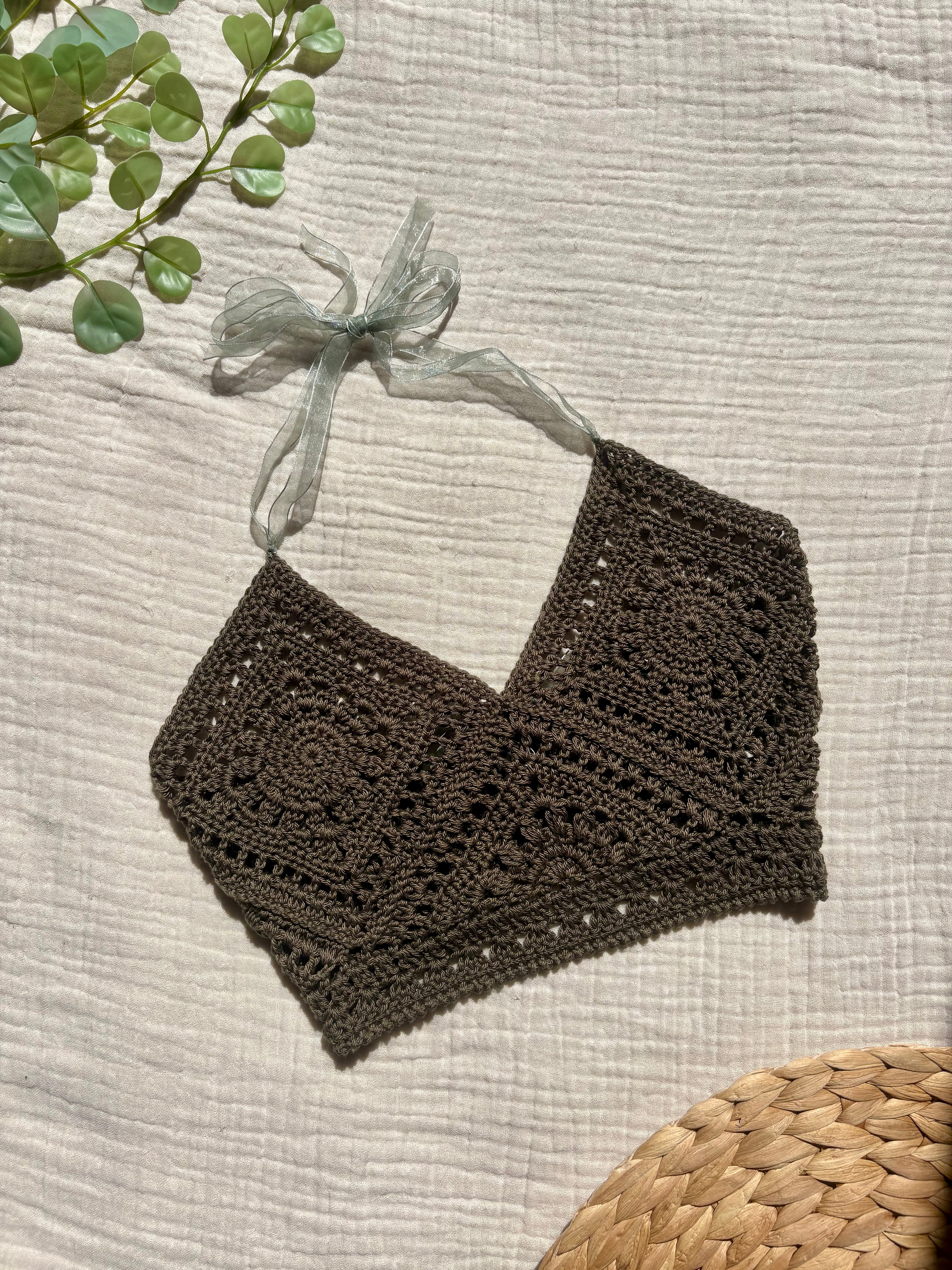Earth mandala crochet top wild sage green handmade in italy by my sunflower lab steso su telo bianco e luce calda naturale