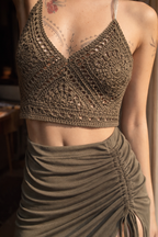 Earth mandala crochet top indossato su modella con gonna abbinata, luce calda naturale 