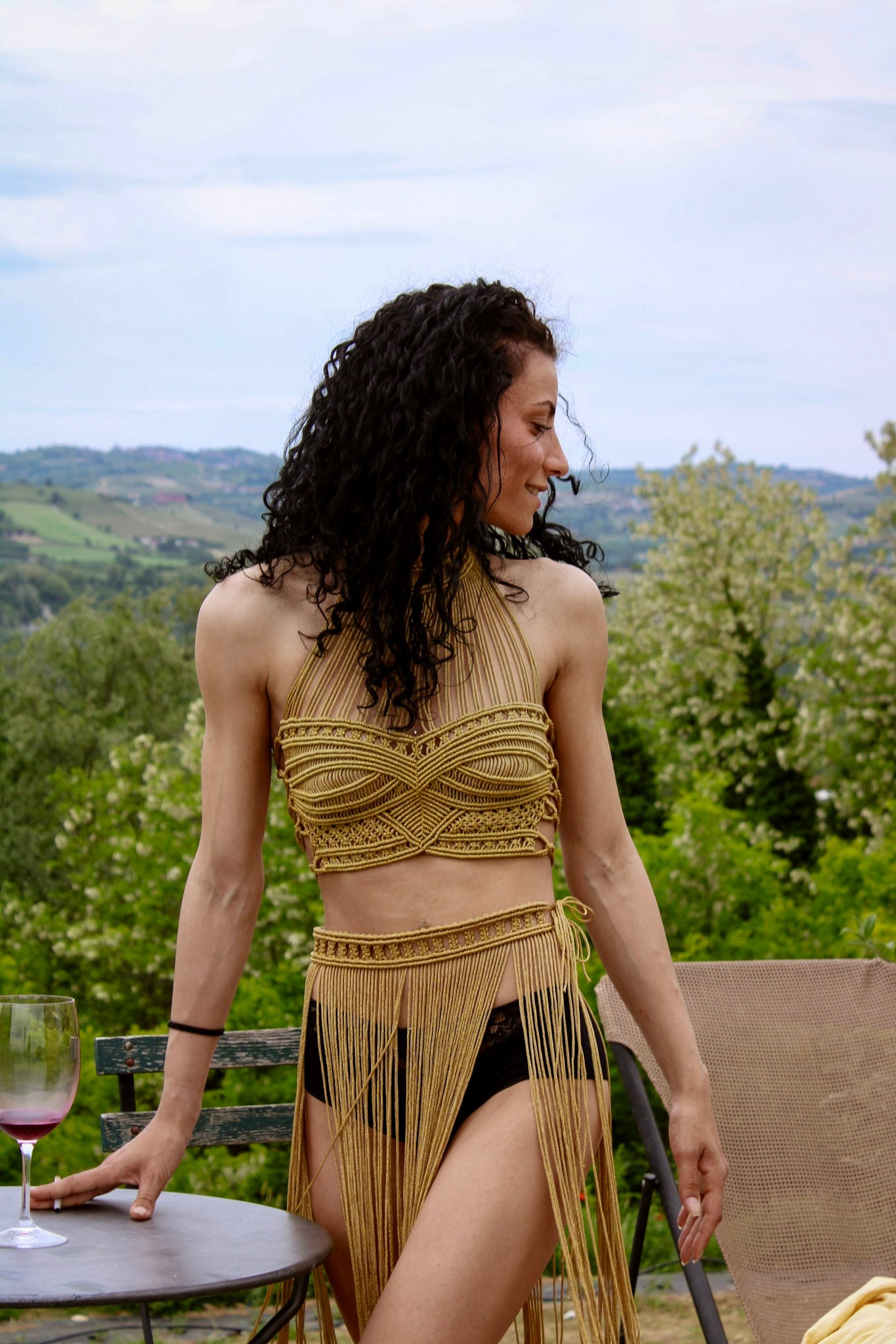 Abito lungo in macramé boho gold con frange – Festival & Beachwear handmade