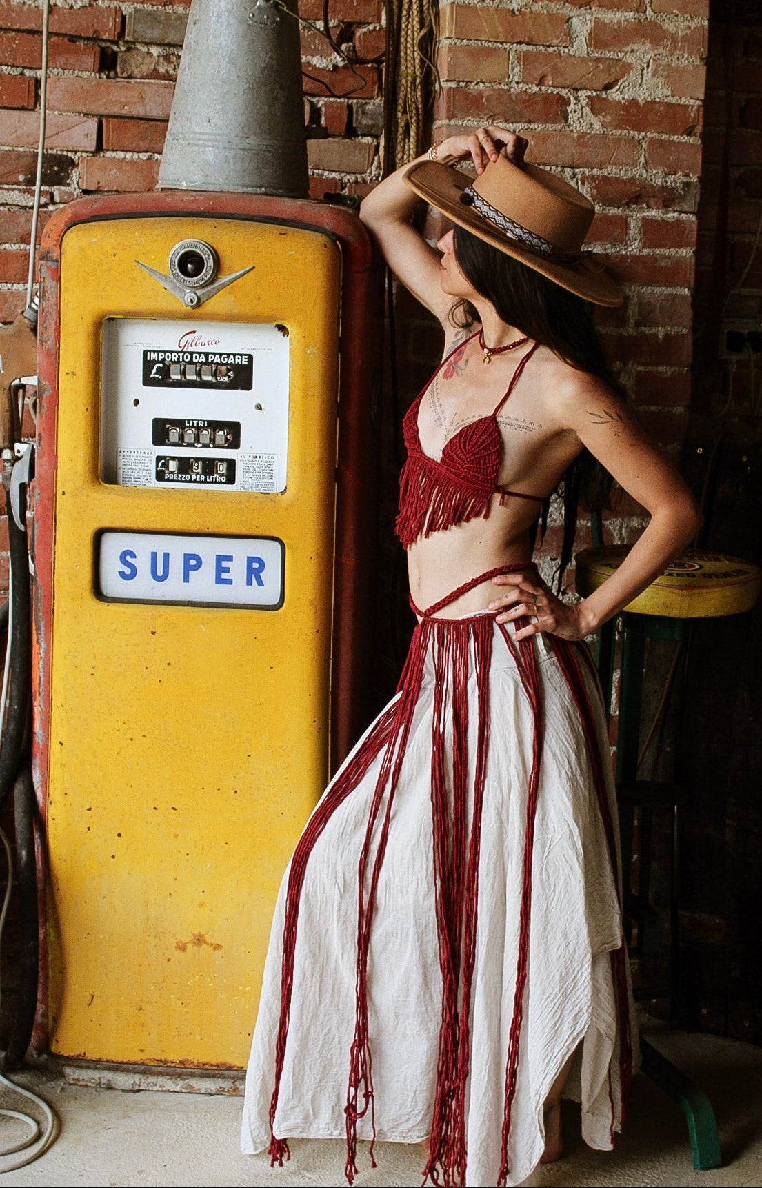 Abito lungo in macramé boho Bordeaux con frange – Festival & Beachwear handmade
