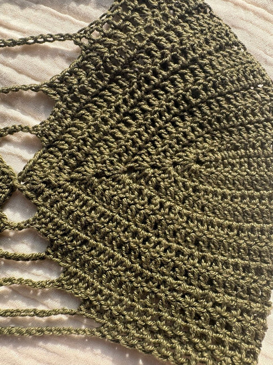 Top crochet fatto a mano Kaia Waves colore Wild Sage con design cut-out e lavorazione traforata, luce naturale, stile boho editoriale My Sunflower Lab