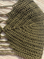 Top crochet fatto a mano Kaia Waves colore Wild Sage con design cut-out e lavorazione traforata, luce naturale, stile boho editoriale My Sunflower Lab