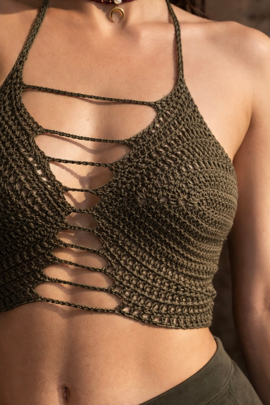 crochet Kaia Waves verde Wild Sage, texture intrecciata e nodi artigianali fatti a mano, stile bohemian luxury My Sunflower Lab indossato su una taglia S