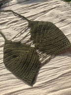 crochet Kaia Waves verde Wild Sage, texture intrecciata e nodi artigianali fatti a mano, stile bohemian luxury My Sunflower Lab su tessuto bianco 