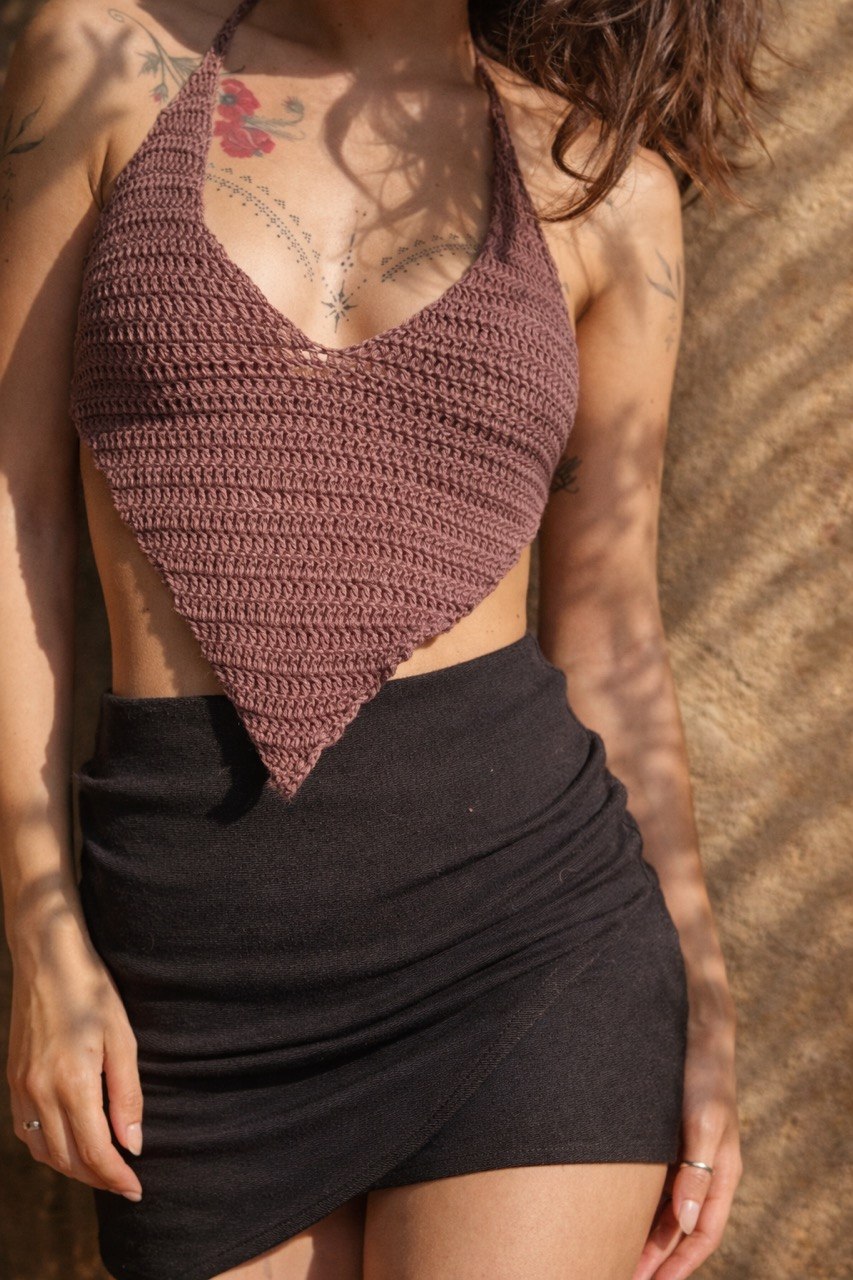 Top crochet fatto a mano marrone indossato, luce golden hour naturale, stile boho editoriale My Sunflower Lab